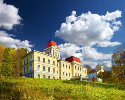 Zamki i pałace nad Piotrówką